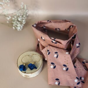 Duo “Les Jupettes & Le Polymorphe” – Créoles fleuries & accessoire caméléon