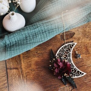 Nocturne – Lune en bois, fleurs séchées et labradorite