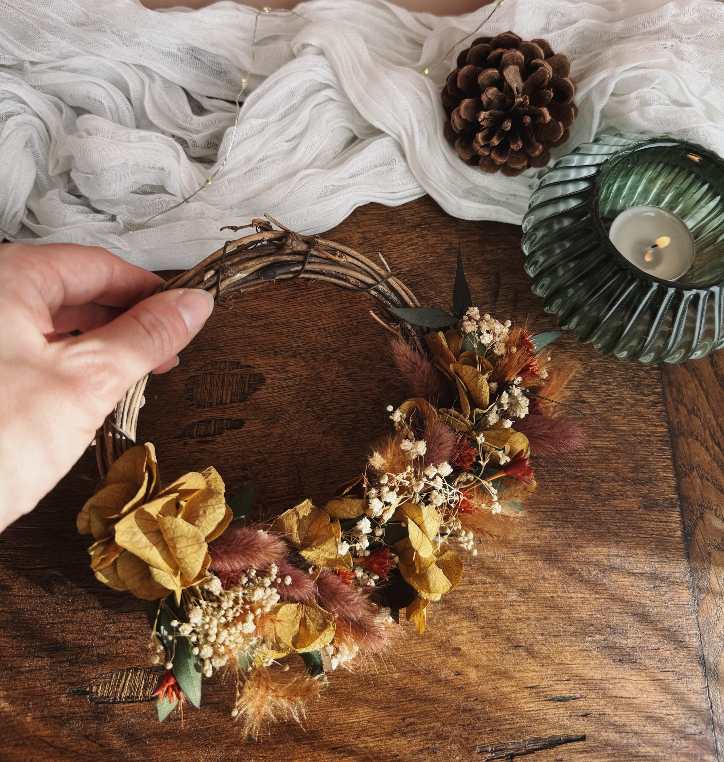 À l’Aube de l’Hiver — Couronne de vigne florale aux tons chauds – Image 9