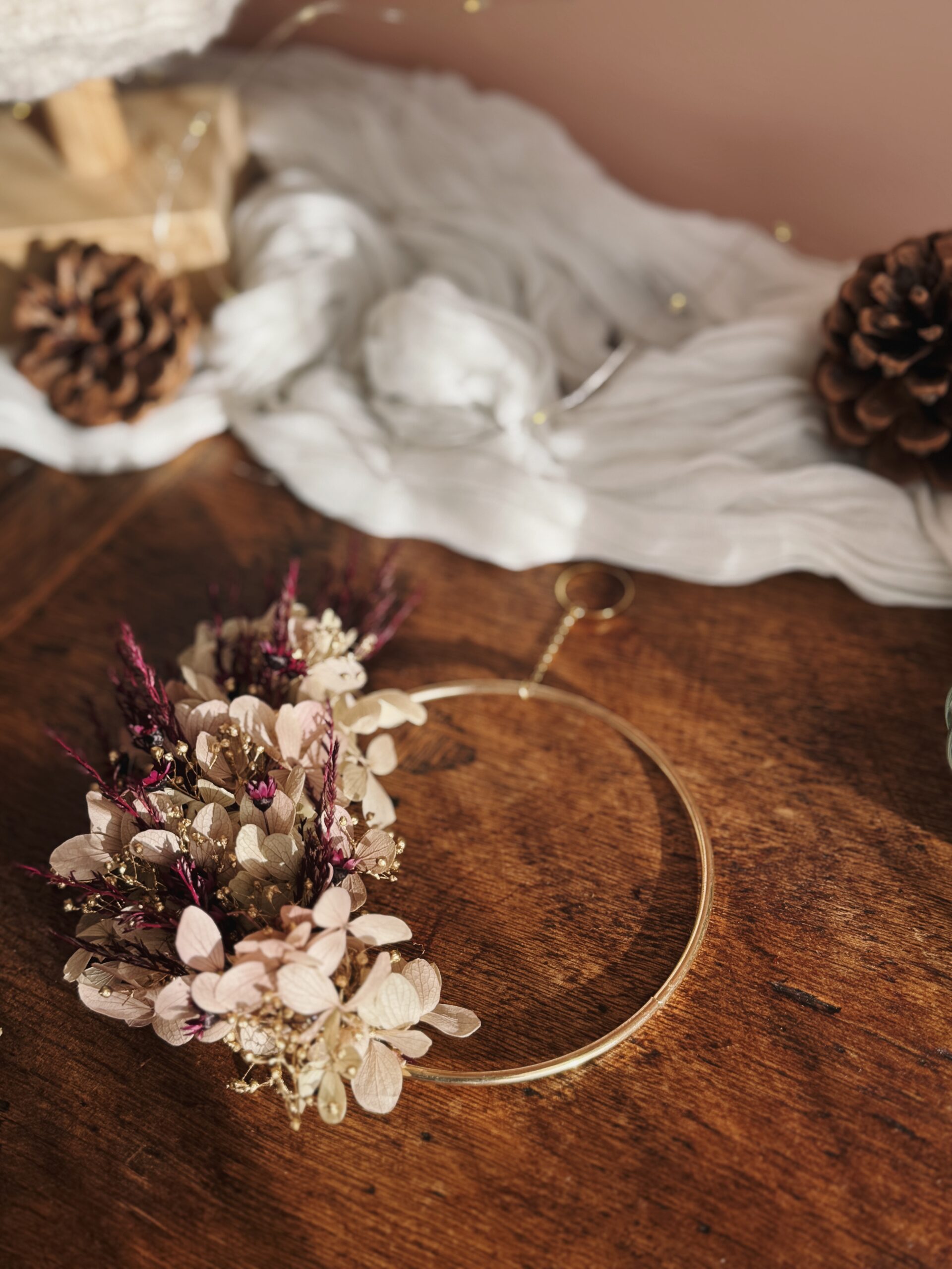 Rosalia — Couronne murale rose, prune & doré – Image 8