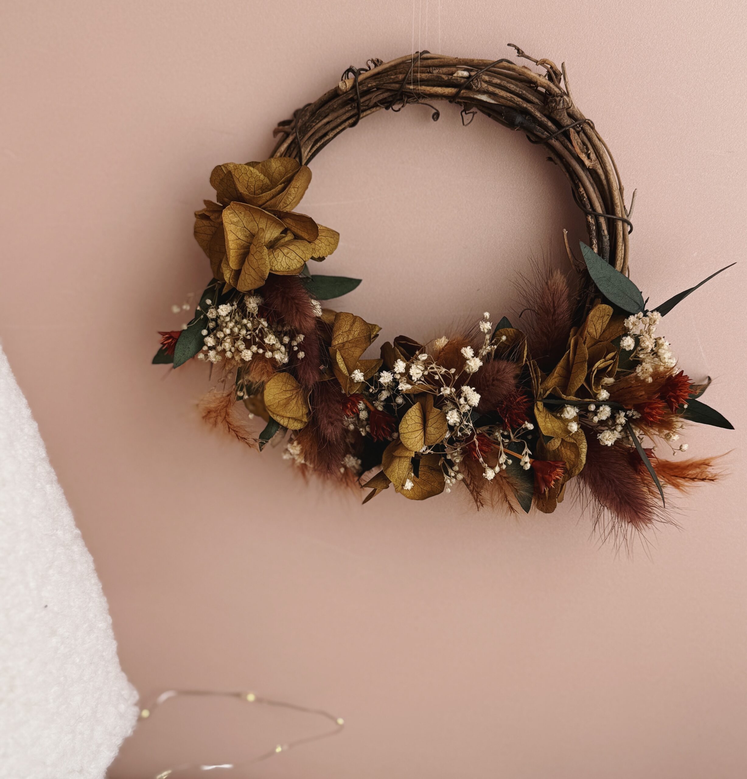 À l’Aube de l’Hiver — Couronne de vigne florale aux tons chauds – Image 8