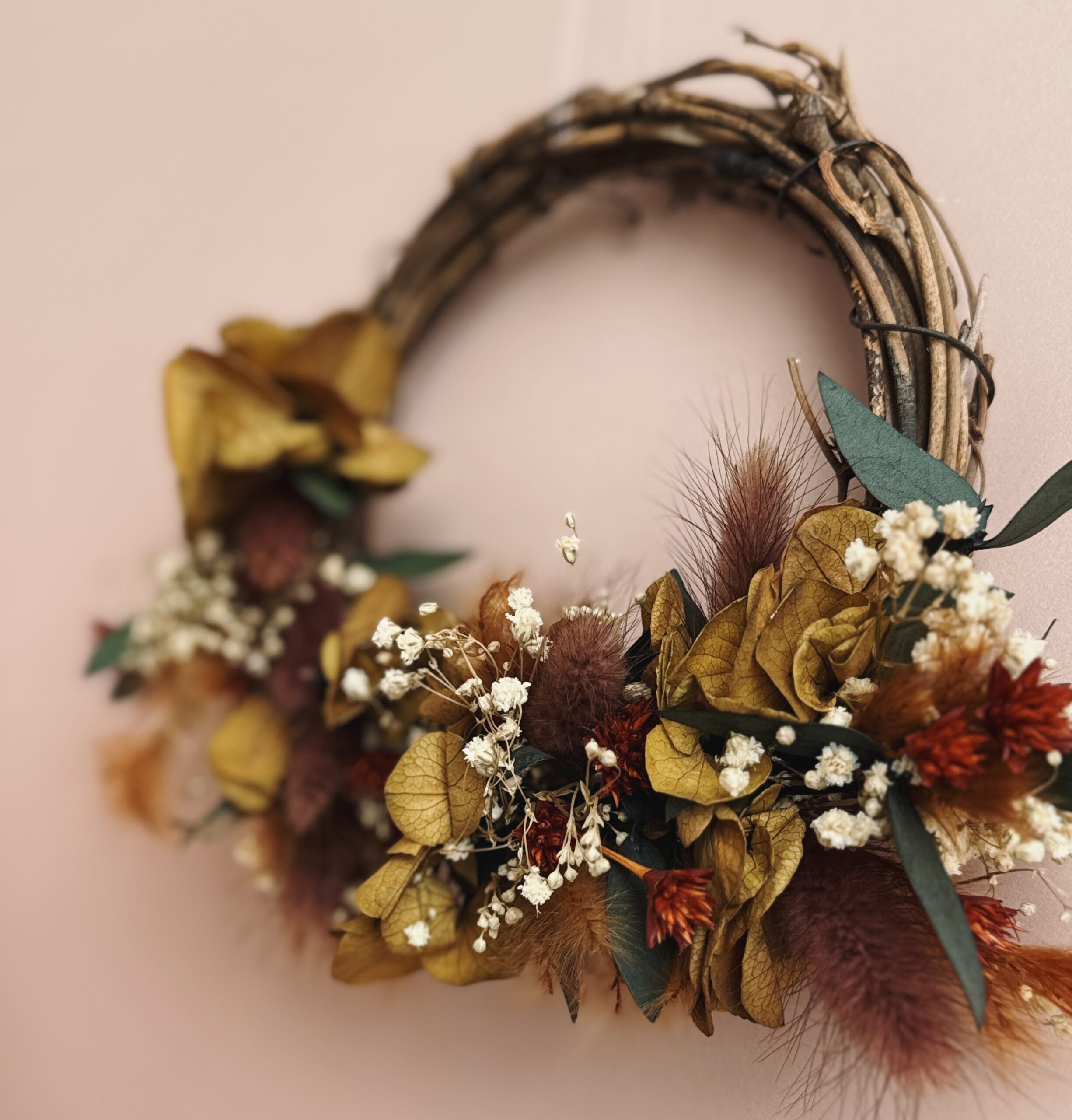 À l’Aube de l’Hiver — Couronne de vigne florale aux tons chauds – Image 6