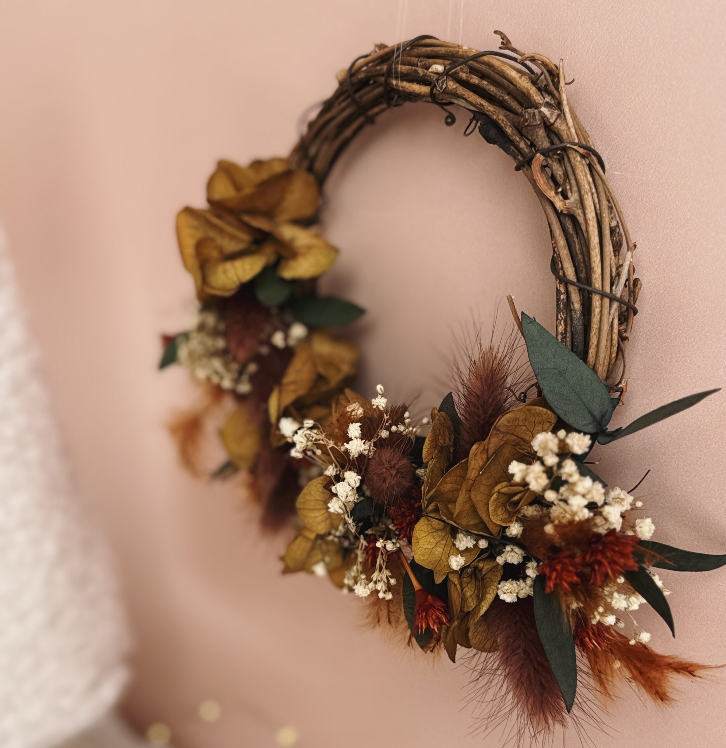 À l’Aube de l’Hiver — Couronne de vigne florale aux tons chauds – Image 5