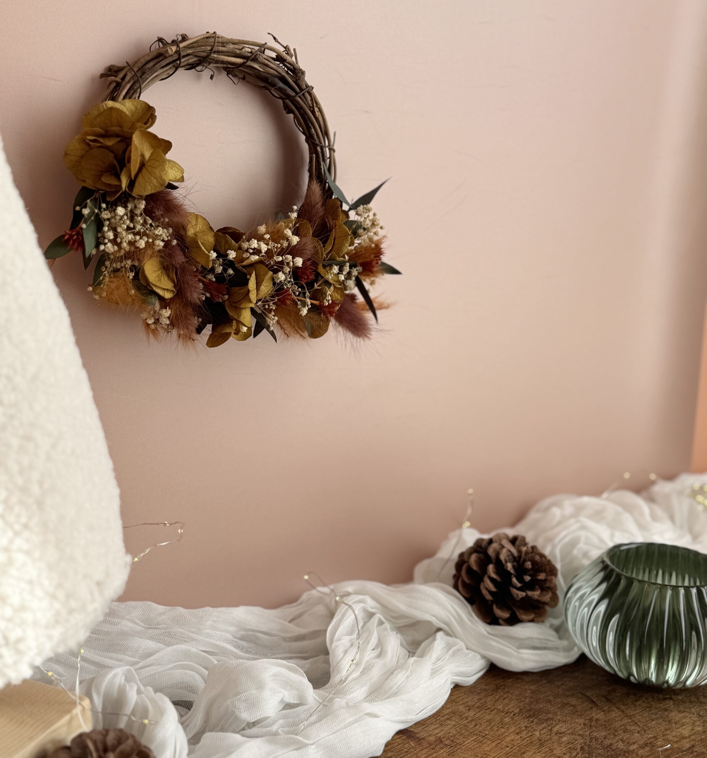 À l’Aube de l’Hiver — Couronne de vigne florale aux tons chauds – Image 4