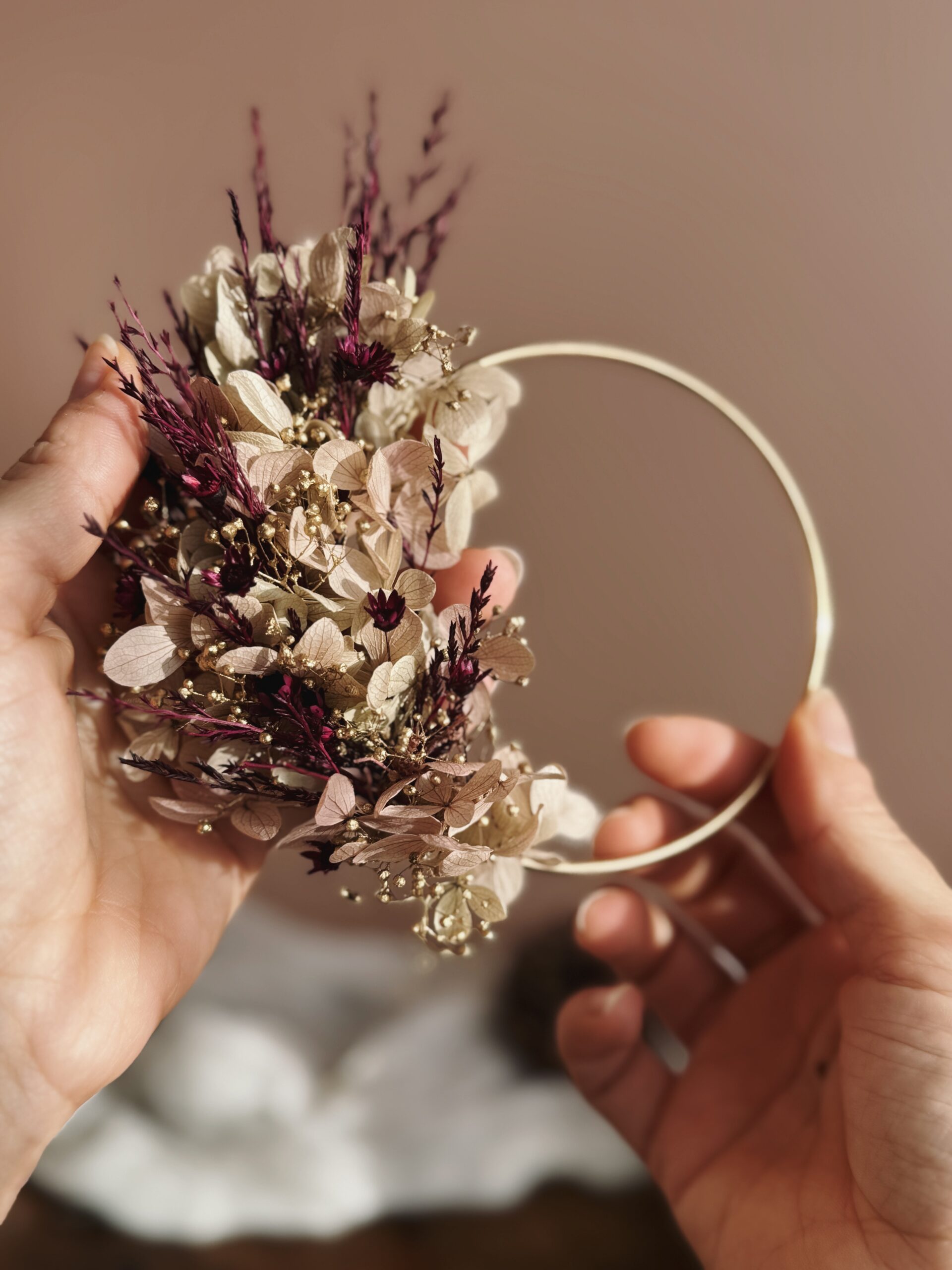 Rosalia — Couronne murale rose, prune & doré – Image 4