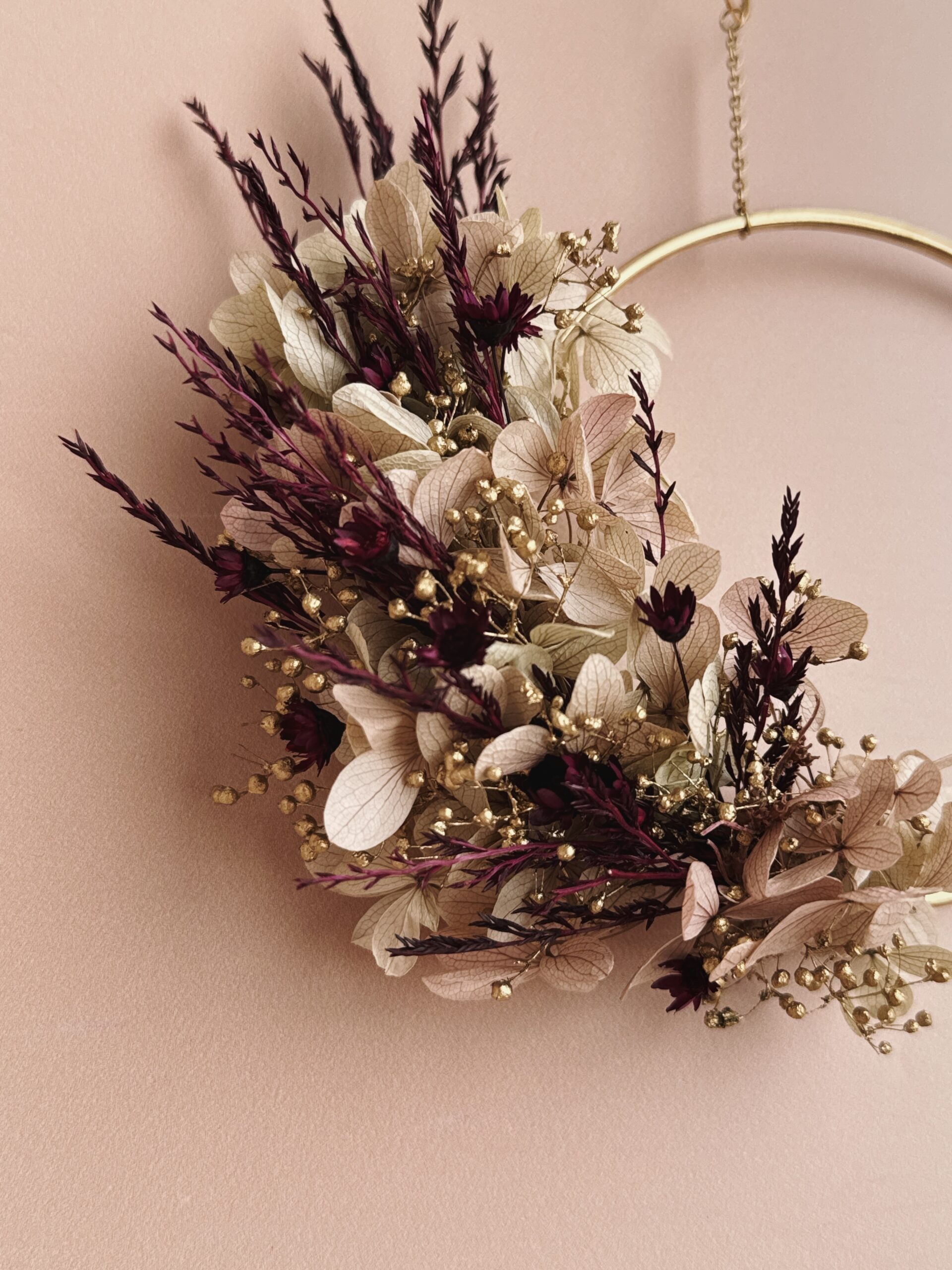 Rosalia — Couronne murale rose, prune & doré