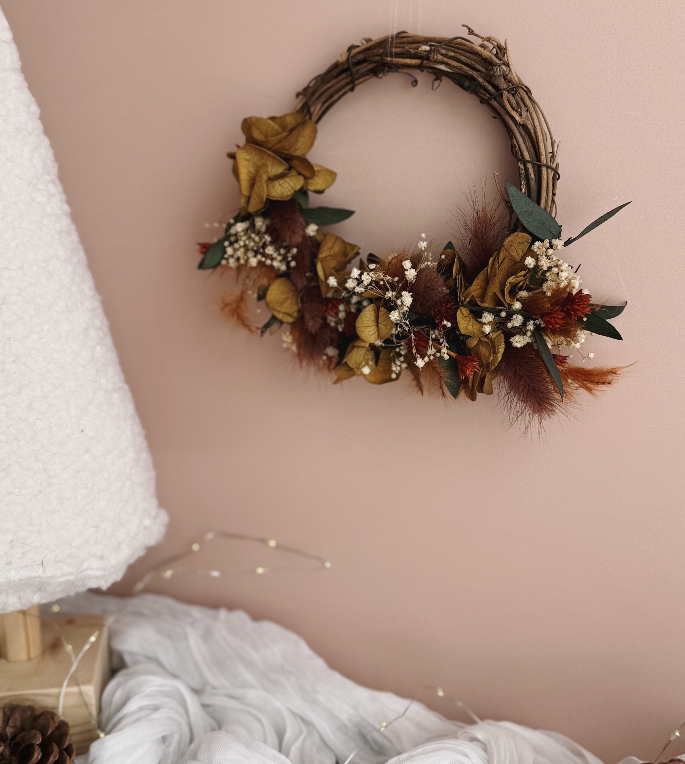 À l’Aube de l’Hiver — Couronne de vigne florale aux tons chauds – Image 2