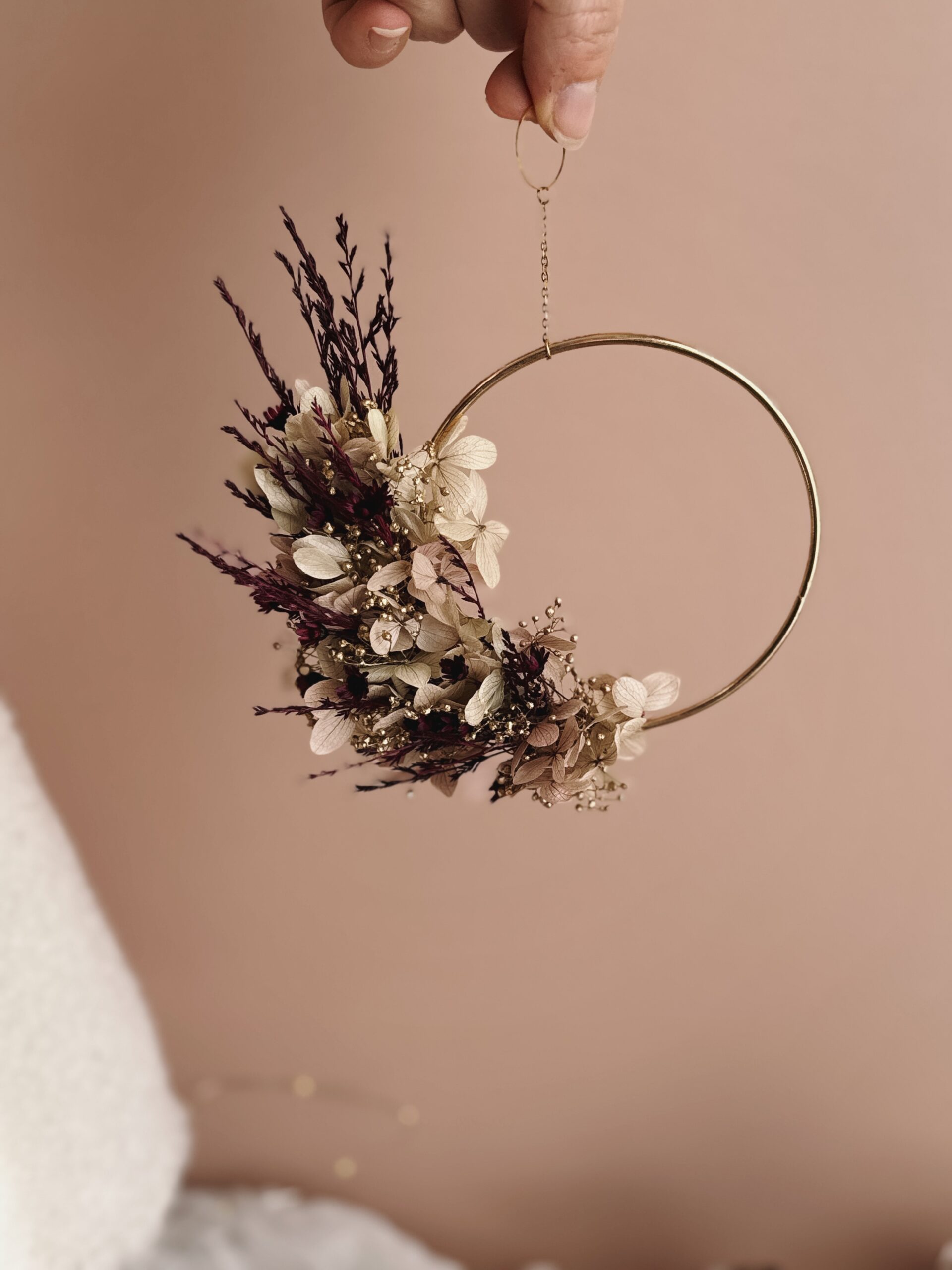 Rosalia — Couronne murale rose, prune & doré – Image 3