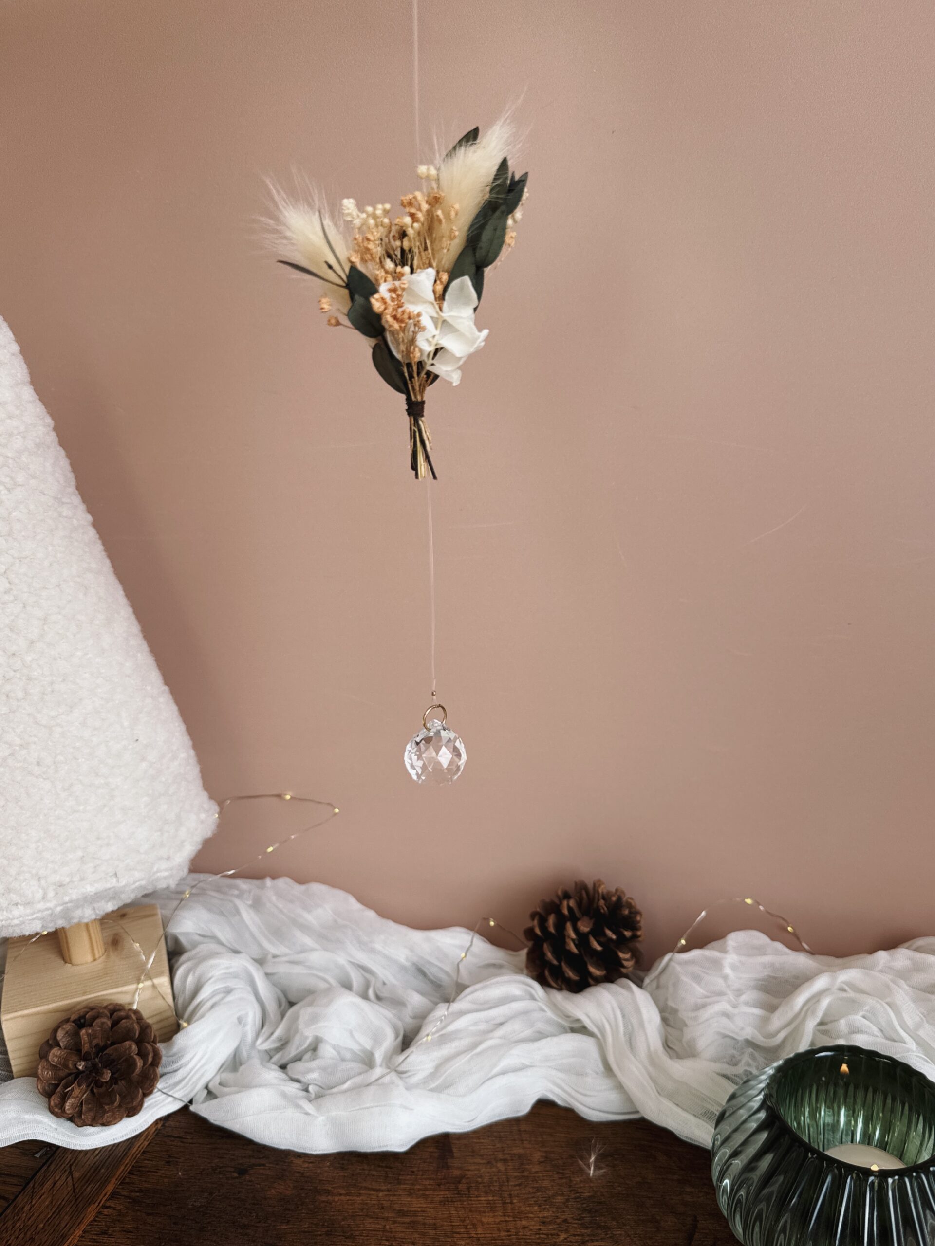 Rêve Suspendu — Guirlande verticale fleurs séchées et suncatcher