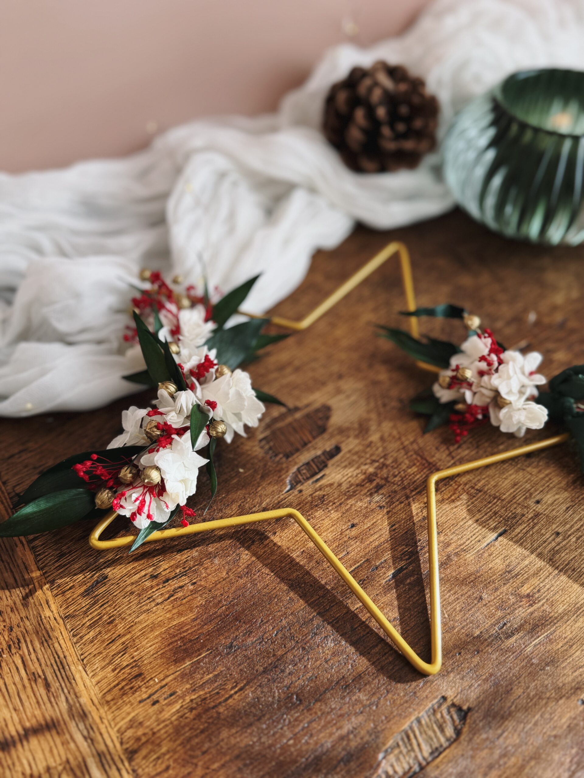 Étoile enchantée — Étoile murale florale aux couleurs de Noël – Image 4