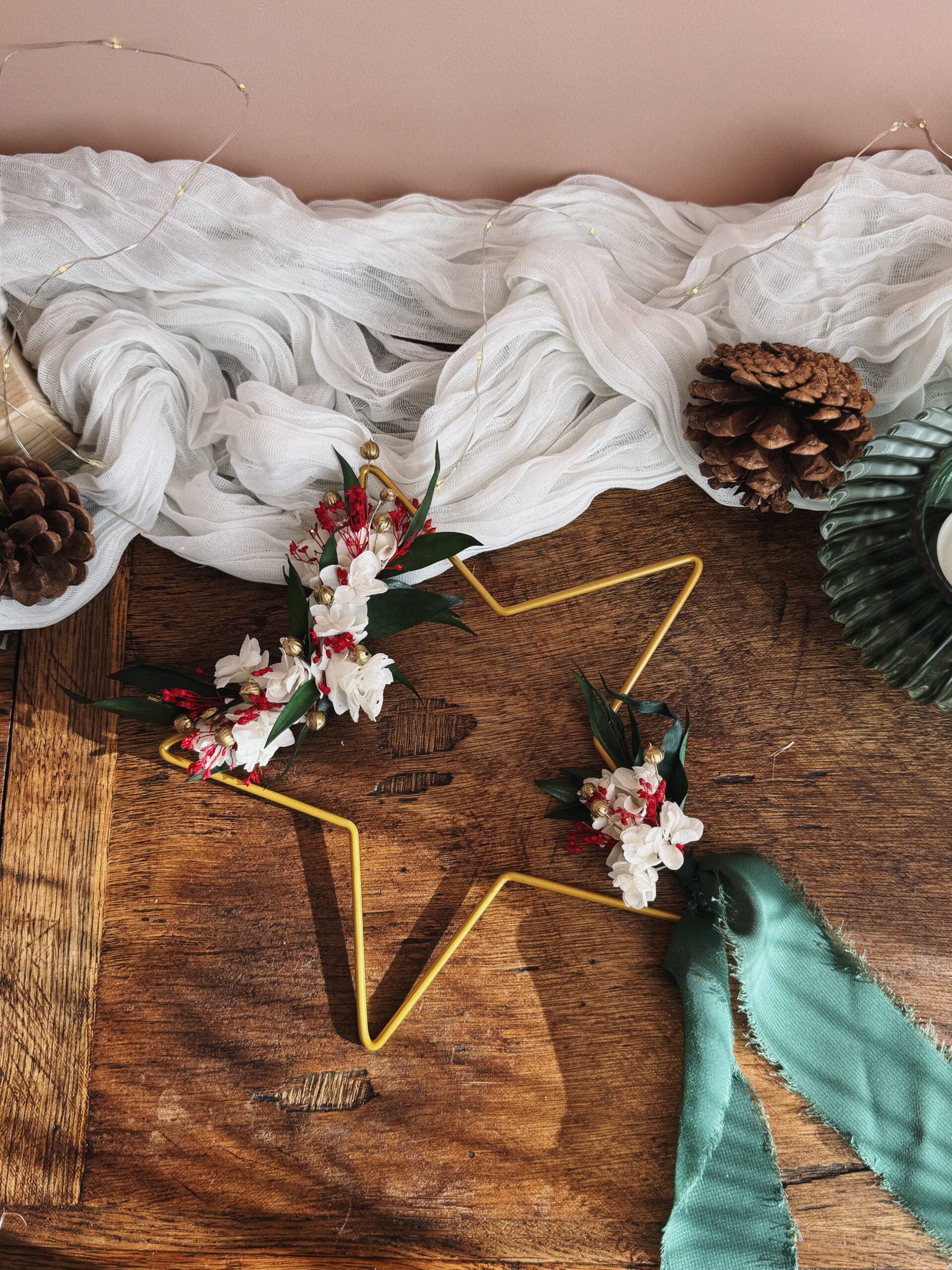 Étoile enchantée — Étoile murale florale aux couleurs de Noël – Image 3