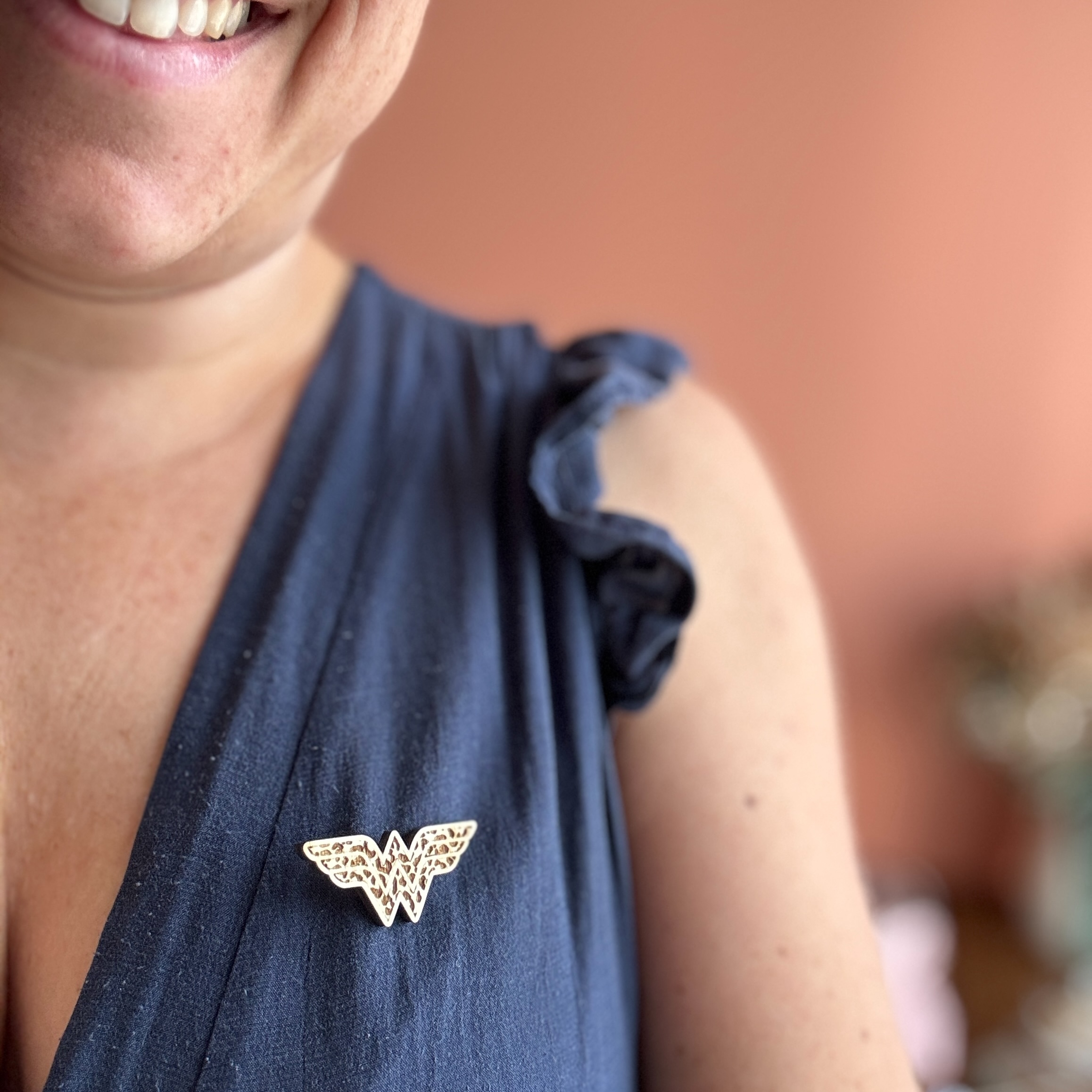 Pin's Héroïne moderne – Image 6