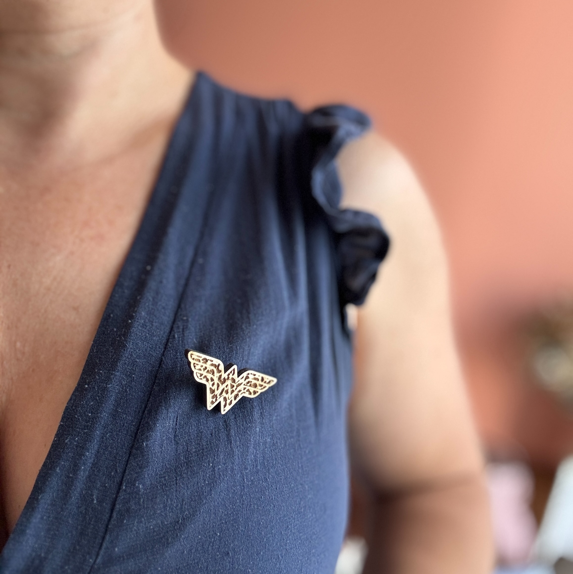 Pin's Héroïne moderne – Image 4