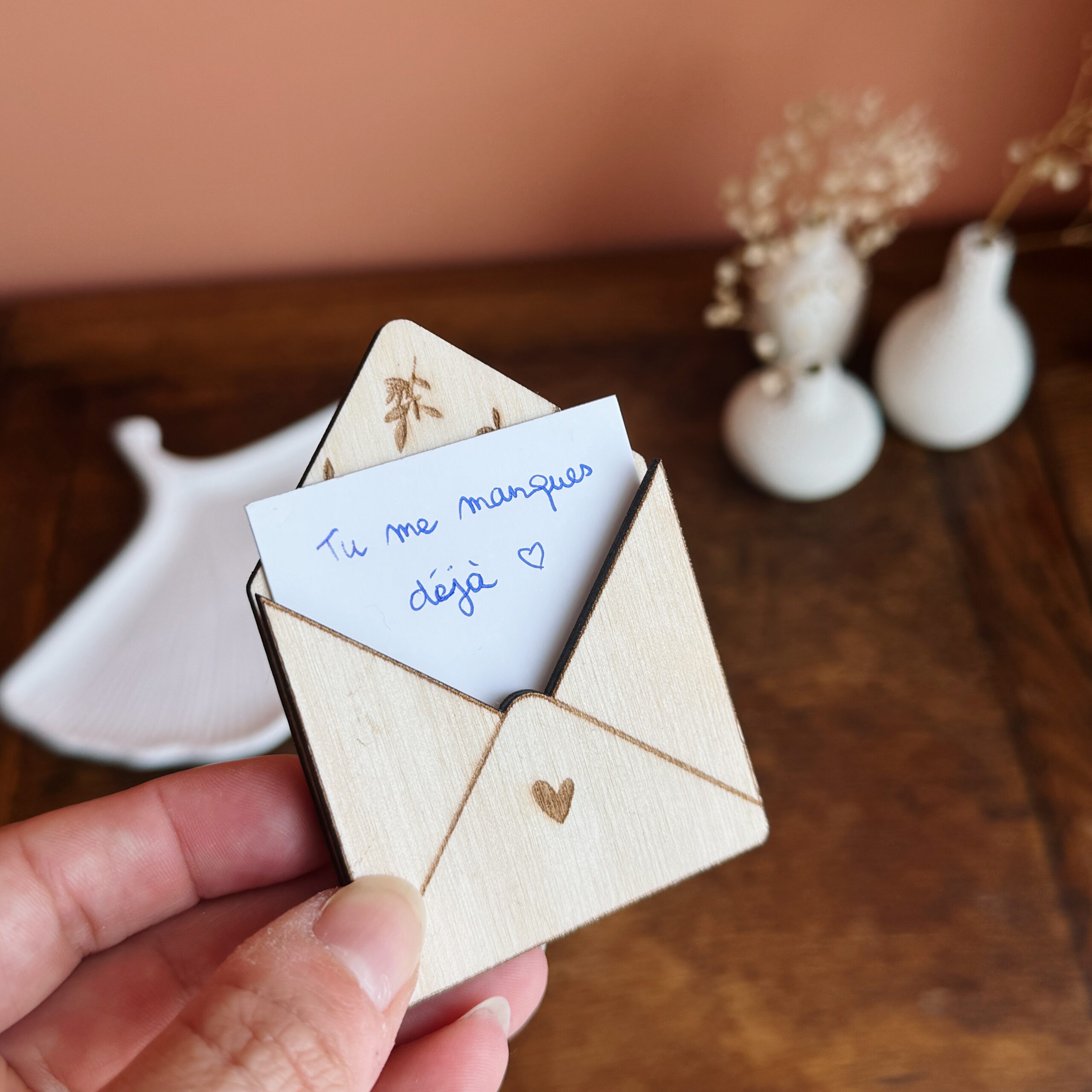 Enveloppe à mots doux — Magnet en bois gravé pour petits messages du quotidien